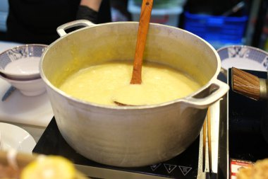 Büyük bir fıçı mısır lapası yangının üstünde kaynıyor. Yüksek kalite 4k görüntü