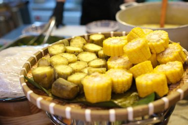 Buharda pişmiş tatlı patates ya da Shakhar Kandi. Haşlanmış kök tatlı patates. Mısır parçaları