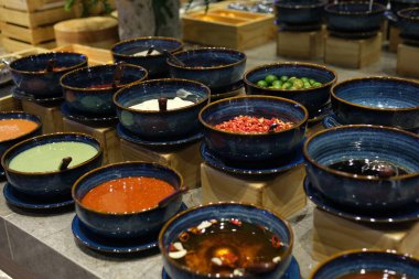 Soslar soslar çeşitli baharatlar ve Asya çorbasına katkı maddeleri mavi tabakta limon ve açık büfede kaşıklar. Yüksek kalite 4k görüntü