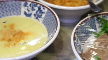 Etli, otlu ve pirinçli Asya çorbası için malzemelerle dolu farklı çorba kaseleri. Yüksek kalite 4k görüntü