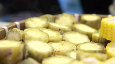 Buharda pişmiş tatlı patates ya da Shakhar Kandi. Haşlanmış kök tatlı patates. Mısır parçaları