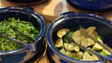 Doğu Asya çorbası için çeşitli baharat ve katkı maddeleri lahanalı lahanalı mavi tabakta ve açık büfede kaşıklar var. Yüksek kalite 4k görüntü