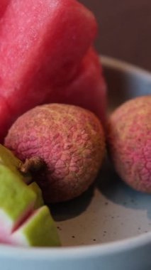 mevsimlik meyvelerin sonunda bir restoranın tatlısında servis edilen karpuz ve guava tabağındaki tatlı. Vietnam Baharda