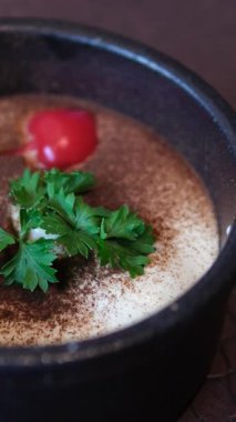 Taze naneli ev yapımı tiramisu keki. Beyaz mermer arka planda pembe tabakta tiramisu bölümü. Lezzetli, fırında tiramisu yok. Ev yapımı Highland Tiramisu Kremi
