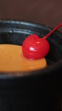 Kirazlı garnitür Klasik krem karamel servisi.