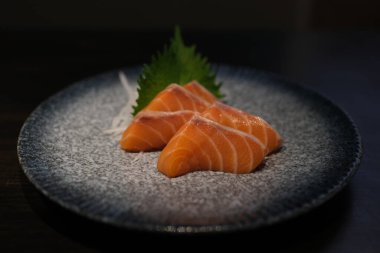 Çömlek tabağında Wasabi soslu somon balığı. Yüksek kalite fotoğraf