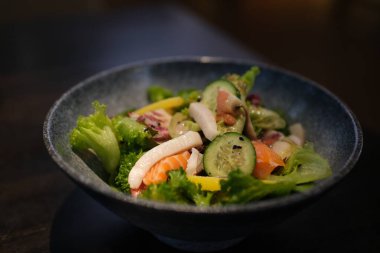 Karides salatası sebze ve kerevit restoranda. Yüksek kalite fotoğraf