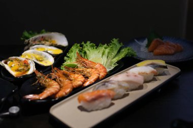 Masada saşimi ve suşi var. Yüksek kalite fotoğraf