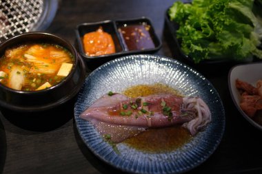 Deniz ürünleri sebze sosu. Deniz mahsullü mavi tabak. Yüksek kalite fotoğraf