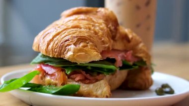 Yumurta, Avokado ve somonla yapılmış lezzetli kruvasan sandviçi geleneksel Fransız mutfağı, Fransa kahvesi, sabah kahvaltısı menüsü. - Evet. Yüksek kalite 4k görüntü