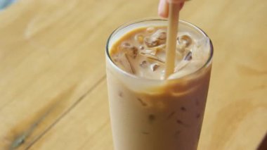 Sütü buzlu kahve ile karıştır. Buzlu kahve. Yüksek kalite 4k görüntü