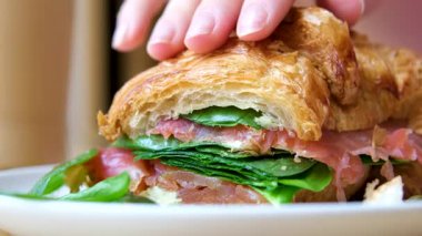  Jamon jambonlu kruvasan, Somon, Modern Cafe 'de, Sağlıklı Kahvaltının Üst Manzarası' nda. İngiliz kahvaltısı: kızarmış yumurta, sandviç üzerine pastırmalı tost. Yüksek kalite 4k görüntü