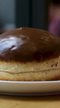 Tahta yüzeyde lezzetli çikolatalı donut var. Yüksek kalite 4k görüntü