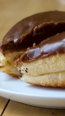 Kahverengi çörekleri düzgün bir şekilde kesmek servis edilirken şekillerini ve dokularını korumalarını sağlar. Donutları temiz bir kesim tahtasına yerleştirmek. Keskin bir bıçak kullanarak yumuşak kesikler oluşturun..