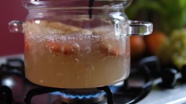 Bir tabak taze haşlanmış karides otlarla süslenmiş, kırsal ahşap bir masada sunuluyor, tazeliği ve ev yapımı yemekleri simgeliyor. Yüksek kalite 4k görüntü