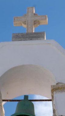 Yunanistan Mykonos Canvas Sanat Sanatı Kırmızı Kubbesi ve Zoe Schumacher 'in Mykonos' taki Yunan Ortodoks Kilisesi 'nin Çan Kulesi. Yüksek kalite 4k görüntü