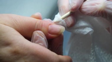 Güzellik salonunda genç bir kıza manikür yapan bir ustanın yakın çekimi. Müşteri ojenin rengini seçer. Tırnak konsepti, manikür, güzellik, moda. Yüksek kalite 4k görüntü