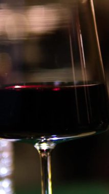 Kırmızı şarap bardağa dökülüyor. Şarap, alkol, içecekler, şarap tatma ve rahatlama konsepti. Yüksek kalite 4k görüntü
