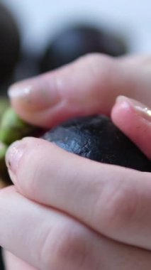 Olgunlaşmış mangosteen 'i kır. Yüksek kalite 4k görüntü