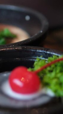 Renkli pastalarla dolu bir arka plan ve taze meyveli tatlılar. Kirazla süslenmiş kekler.