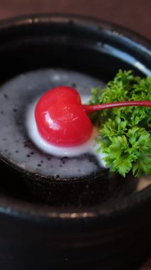 Kara puding tatlısı. Hindistan cevizi kremalı soğuk kahve.