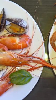  Kırmızı siyah havyar ıstakoz ıstakoz ahtapot turna turna havyarı sarı leziz deniz ürünleri ve et tabağı servis ediliyor. Deniz ürünleri ziyafeti