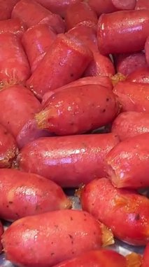 Bir marketteki soğutuculu vitrinde asılı duran taze, el yapımı Longanizalar, kalitelerini ve geleneksel hazırlıklarını vurguluyor. Yüksek kalite 4k görüntü