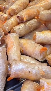 Pişmiş börek, yakın plan, bir tabakta. Yüksek kalite 4k görüntü