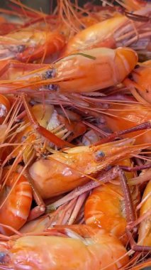 Buzdaki çiğ kaplan karideslerinin en üst görüntüsü. Piyasa sahnesi. Açık büfe Asya deniz mahsulleri.