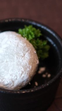 Geleneksel Mango Keki. Hindistan cevizi kaplı tatlı.