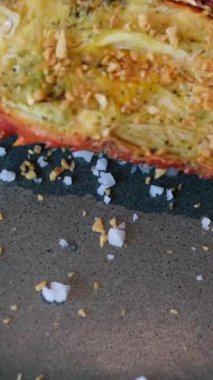 Kömürde ızgara ıstakoz, ızgarada ızgara ıstakoz, güzel pişirilmiş kırmızı mangal kömürü ıstakozu. Kavramsal balıkçı.