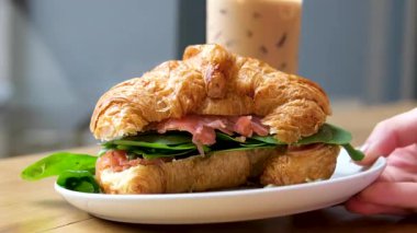 Yumurta, Avokado ve somonla yapılmış lezzetli kruvasan sandviçi geleneksel Fransız mutfağı, Fransa kahvesi, sabah kahvaltısı menüsü. - Evet. Yüksek kalite 4k görüntü