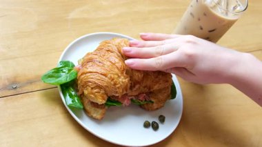 Yumurta, Avokado ve somonla yapılmış lezzetli kruvasan sandviçi geleneksel Fransız mutfağı, Fransa kahvesi, sabah kahvaltısı menüsü. - Evet. Yüksek kalite 4k görüntü