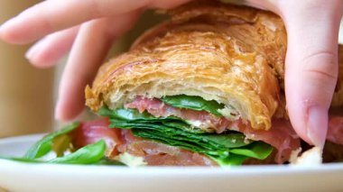 Yumurta, Avokado ve somonla yapılmış lezzetli kruvasan sandviçi geleneksel Fransız mutfağı, Fransa kahvesi, sabah kahvaltısı menüsü. - Evet. Yüksek kalite 4k görüntü