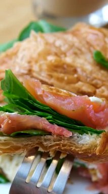 Yumurta, Avokado ve somonla yapılmış lezzetli kruvasan sandviçi geleneksel Fransız mutfağı, Fransa kahvesi, sabah kahvaltısı menüsü. - Evet. Yüksek kalite 4k görüntü