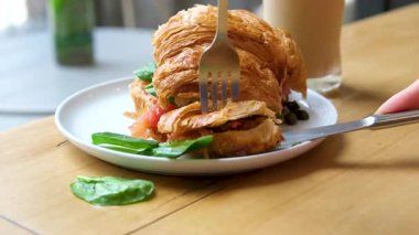 Kruvasan somonlu sandviç jambonlu kruvasan ve roka. Yüksek kalite 4k görüntü