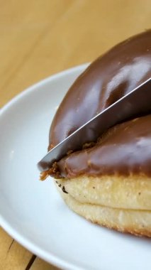 Çikolata kaplı, sarı ve beyaz yıldız parçacıklarıyla süslenmiş cazip bir gösteri. Şenlikli ve lezzetli ziyafet hasır bir sepette güzelce düzenlenir. Yüksek kalite 4k görüntü