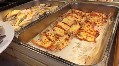 Peynirli ıstakozla doldurulmuş ıstakozlar ızgarada, açık ateşte, pastırma peyniriyle doldurulmuş, aşağı eğilmiş. Yüksek kalite 4k görüntü