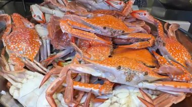 Bir tabak soslu ve baharatlı büyük pişmiş yengeç. Açık büfe Asya deniz mahsulleri.