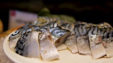 Soğan ve baharatla dilimlenmiş hafif tuzlu uskumru. Yüksek kalite 4k görüntü