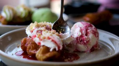 Dondurma tatlısına bir dilim tiramisu keki eşlik eder. Kremalı dondurma ve zengin pasta birleşerek damak tadını büyüleyen bir lezzet senfonisi vaat ediyor. Yüksek kalite 