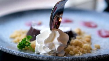 Çikolatalı milkshake 'in üzerine krema püskürtmek. Tatlı kaşığı krema toplayın.