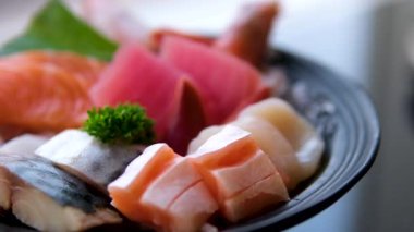 Yakın plan çiğ balık sashimi, gül yaprakları ve garnitürlü. Yüksek kalite 4k görüntü