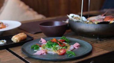 Önerilen özel menüyü yakın plan çek. Lokantadaki içeceklerle birlikte lezzetli yemekler. Yüksek kalite 4k görüntü