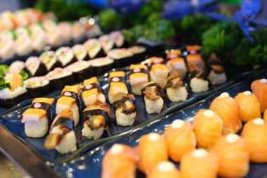 Karışık suşi rulosu ve sashimi tabağı. Yumuşak odaklı görüntü. Yüksek kalite fotoğraf