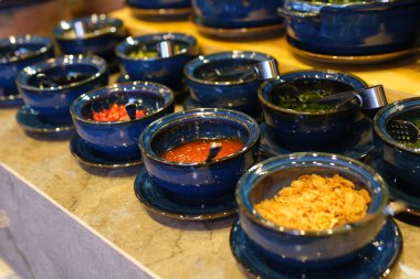 Çeşitli aromalı kereste tabağı masaya dökülüyor ve masaya dökülüyor.