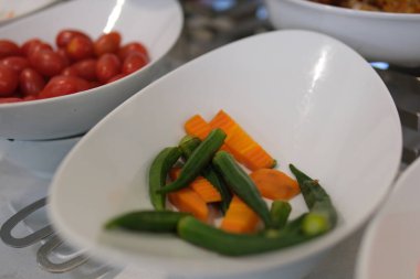 Sebze pazarında havuçlu bamya sebzesi. Parlak Yeşil Bamya Yığını Güney Carolina, Çiftçi Summerville 'e yola çıktı. Bamya veya Abelmoschus esculentus pazar tezgahında.