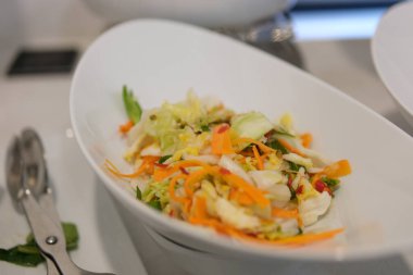 Lahana ve havuç malzemeleriyle lahana turşusu mayalamak. Makro çekim