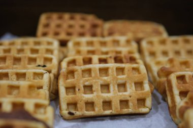 Beyaz arka planda taze pişmiş Belçika waffleları. Yüksek kalite fotoğraf