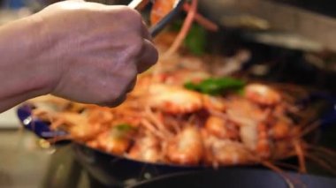 Fırında ızgara Dev Nehir Karidesi Tayland 'da ünlü yemekler. Izgara karides, Tayland 'da ızgara deniz yemeği. Yüksek kalite 4k görüntü